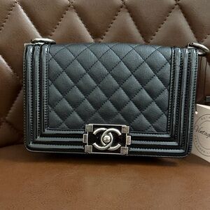 Pre owned luxury Chanel small boy bag 21 series leather Black bag